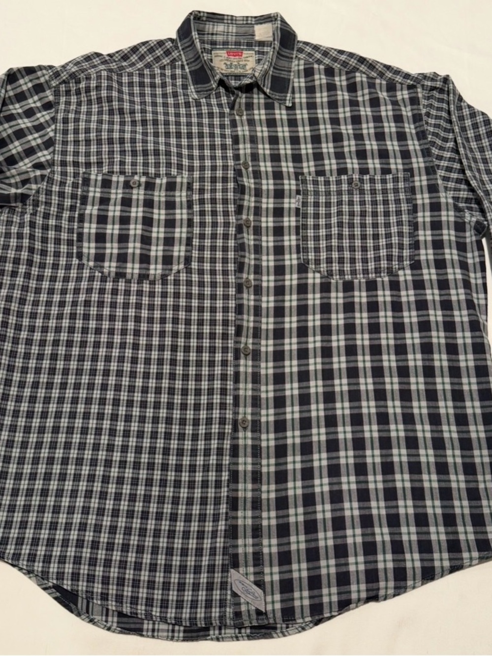 Levi’s Men’s Medium Navy Blue And Gray Plaid Button Down Long Sleeve Shirt